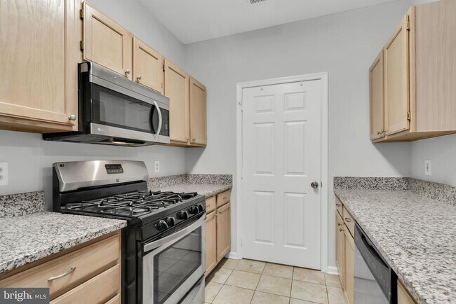 Building Photo - 1701 Lake Shore Crest Dr
