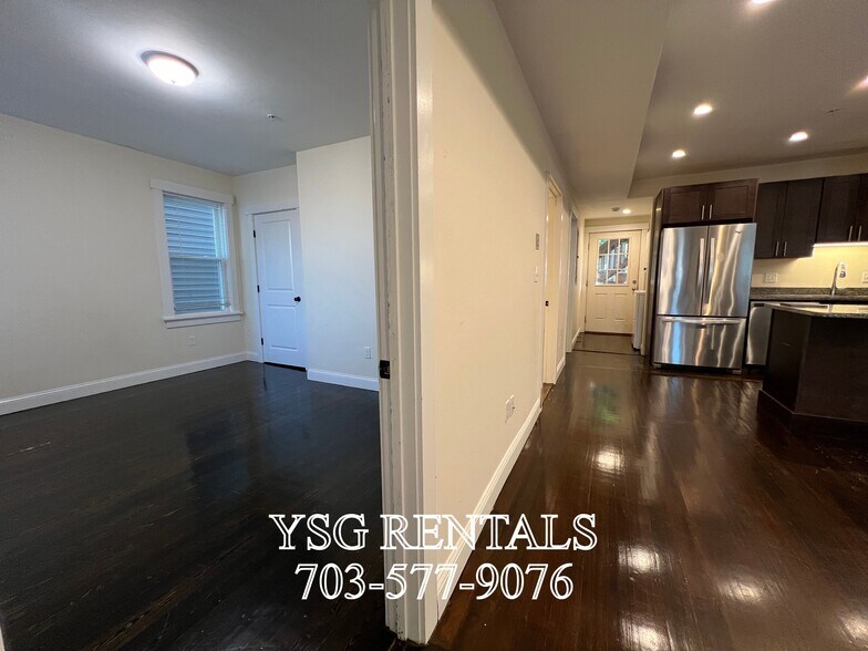 Building Photo - 194 Hillside St