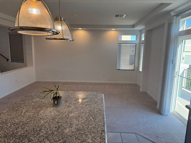 Building Photo - Large Southern Highlands Tri-Level Home. P...