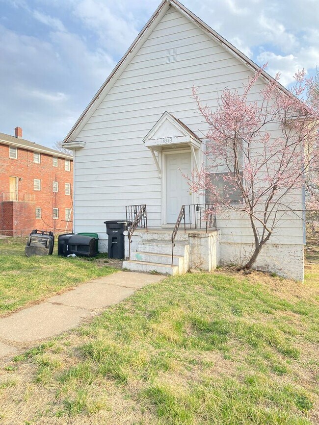 Building Photo - Large 2 bed 1 bath house