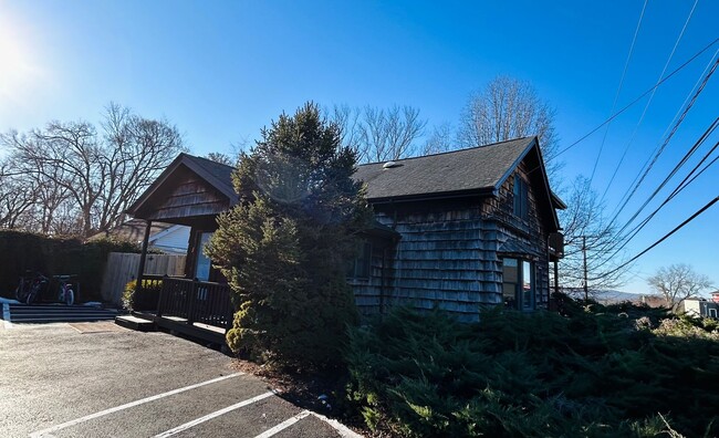 Building Photo - Beautiful Bungalow Home Located in Blacksburg