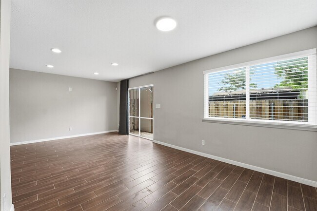 Building Photo - 2325 Triway Ln