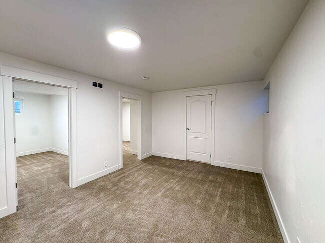 Building Photo - 1340 E Navajo Dr