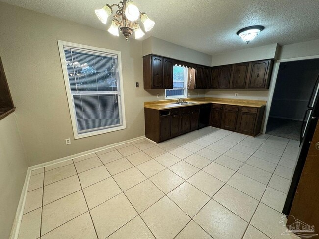 Building Photo - 1017 Great Oaks Dr