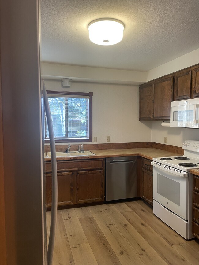 Building Photo - 3500 S Vintage Way