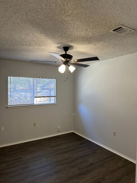 Building Photo - 4735 El Vedado St