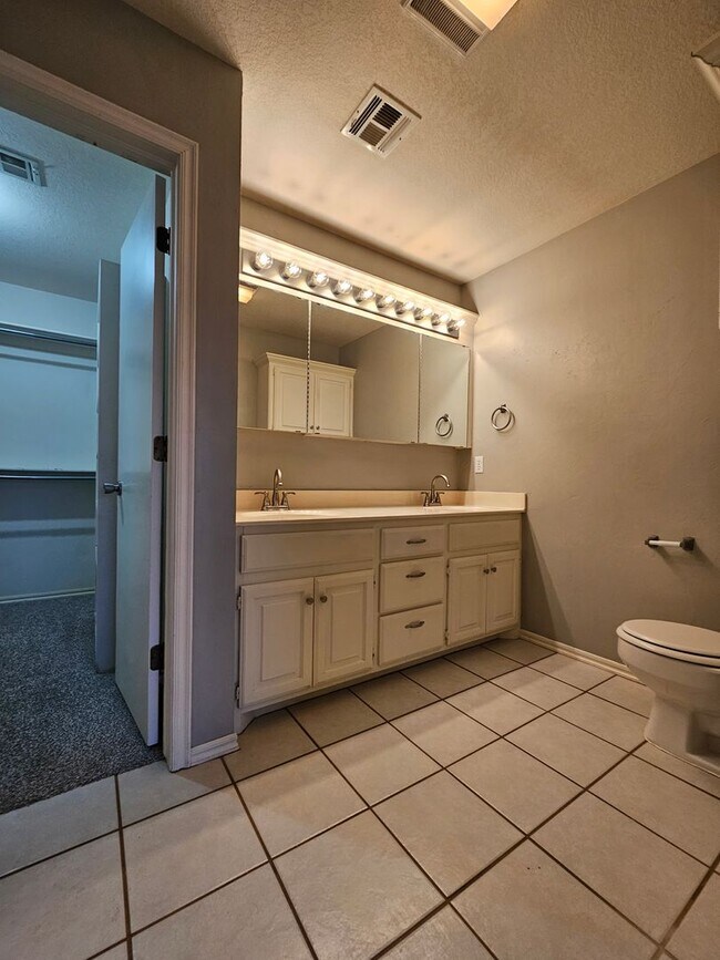 Building Photo - (3) Bed/(2) Bath Avail NOW! Storm Shelter!