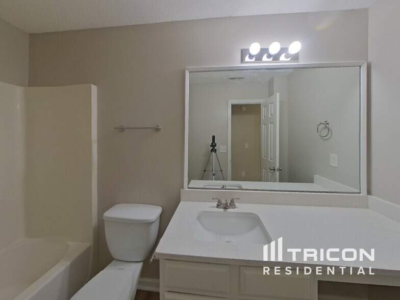 Building Photo - 3802 Rosebud Park Dr