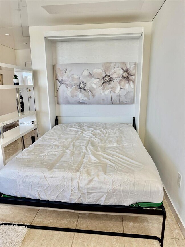 Building Photo - 9800 W Bay Harbor Dr