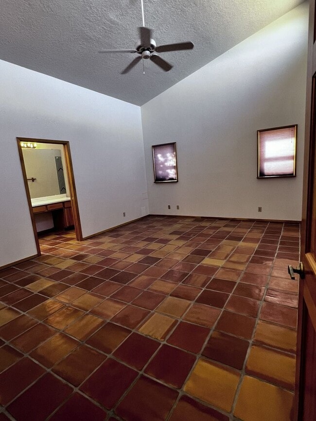 Building Photo - 5 Oriente Ct