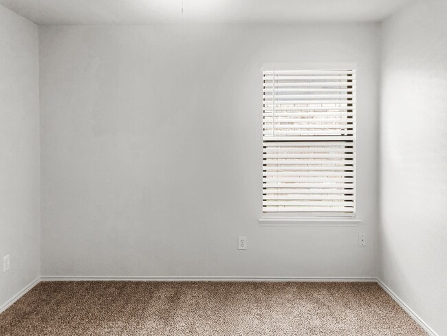 Building Photo - Spacious 1 Story Home!