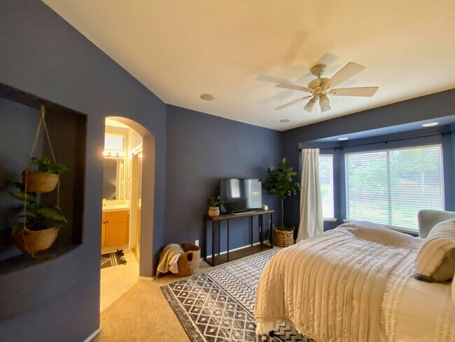 Building Photo - $2,450 Beautiful 3 Bedroom Home In  The Qu...