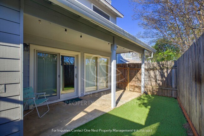 Building Photo - Heart of Roseville, 3 bedroom townhome wit...