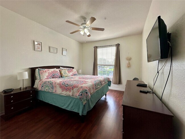 Building Photo - 2300 Silver Palm Dr