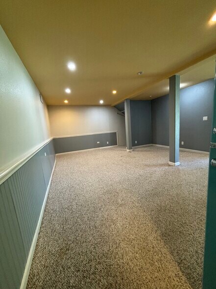 living area - 4460 Stanford Ave