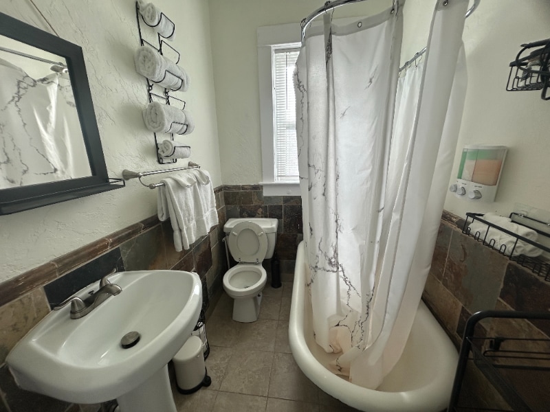 Building Photo - 859 S Grn St