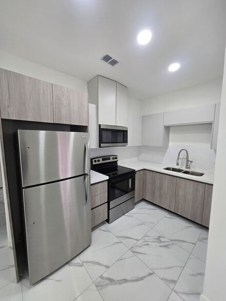 Building Photo - 3201 Magdalena St