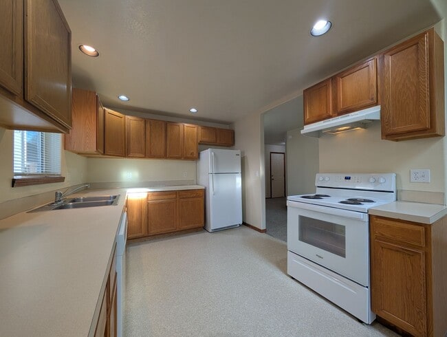 Building Photo - Spacious 2-Bedroom, 2-Bath Duplex In The River Rd Area!