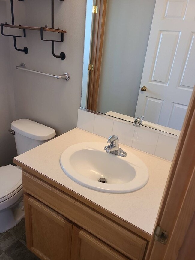 Building Photo - Spacious 4 bedroom 2.5 bedroom home in the Coeur d'Alene.