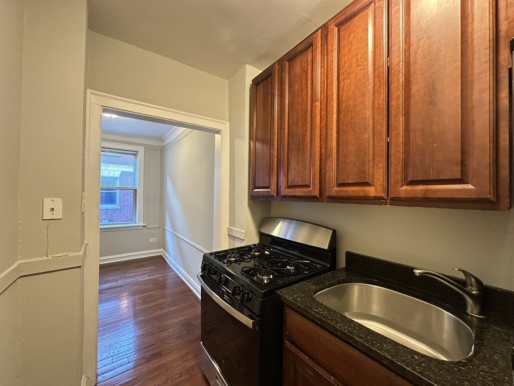 Building Photo - 547 W Surf St