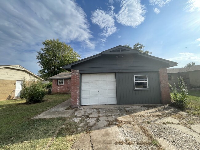 Building Photo - 3 Bed 1.5 Bath Home in NW OKC