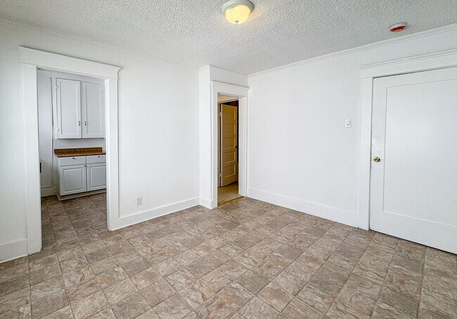 Building Photo - 338-340 1/2 S. Catalina St.-338 1/2