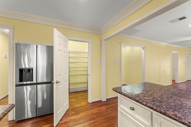 Building Photo - 1535 W 25th St