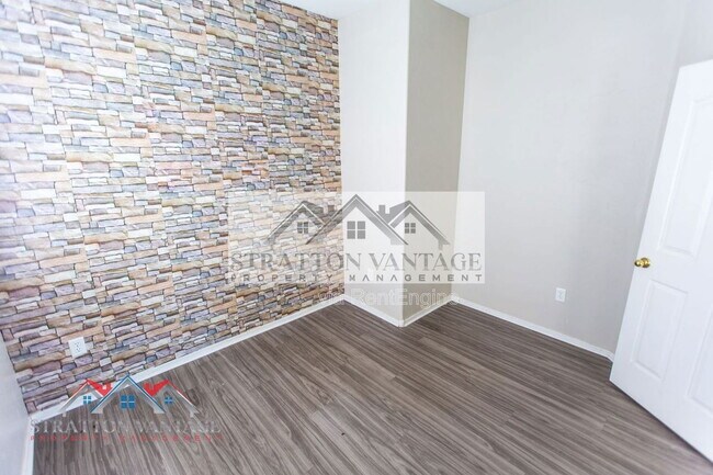 Building Photo - 2185 N Mosley Dr