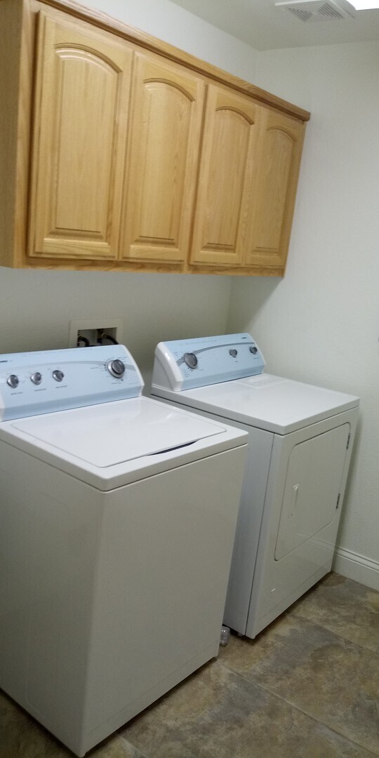 Building Photo - Beautiful 3 Bedroom Home