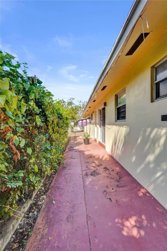 Building Photo - 720 SE 15th St