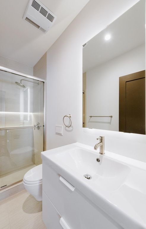Bedroom 2 ensuite bathroom - 5257 S San Vicente Blvd