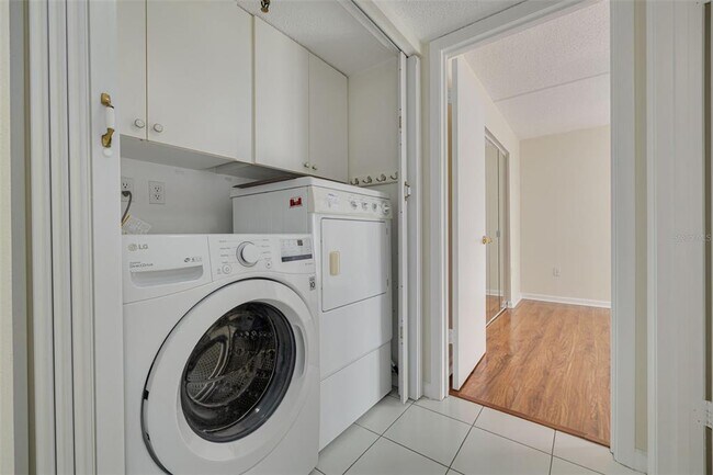 Building Photo - 7430 Sunshine Skyway Ln S