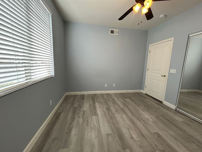 Building Photo - 955 E Knox Rd