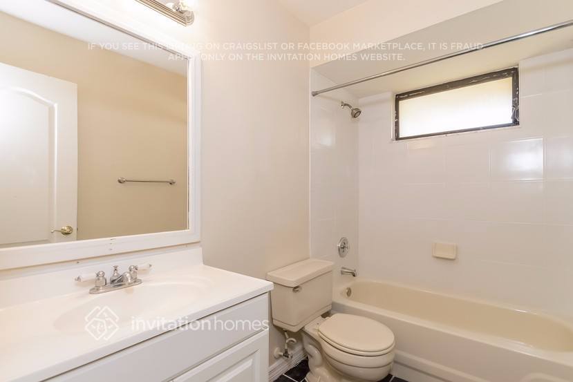 Building Photo - 203 N Lake Ct