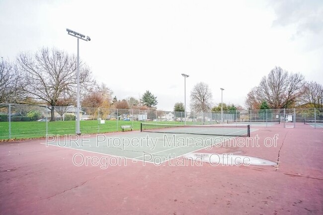 Building Photo - 14128 NE Sandy Blvd