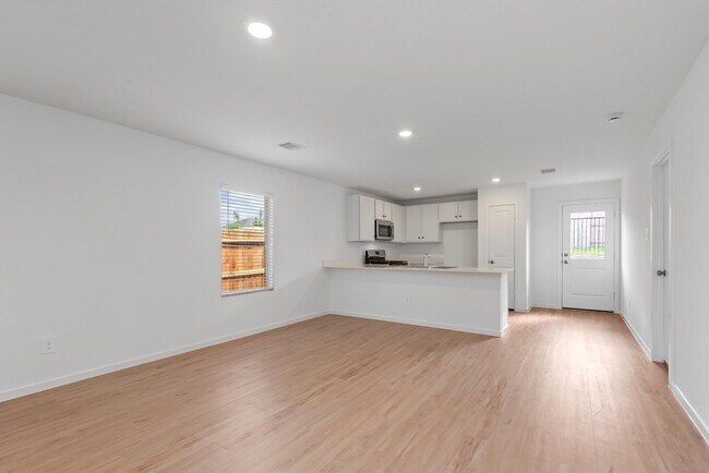 Building Photo - 1525 San Sebastien Dr