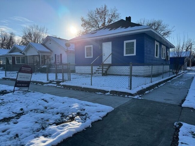 Building Photo - Newly Remolded 2 Bedroom Home on the Southside w/2 Car Detached Garage!