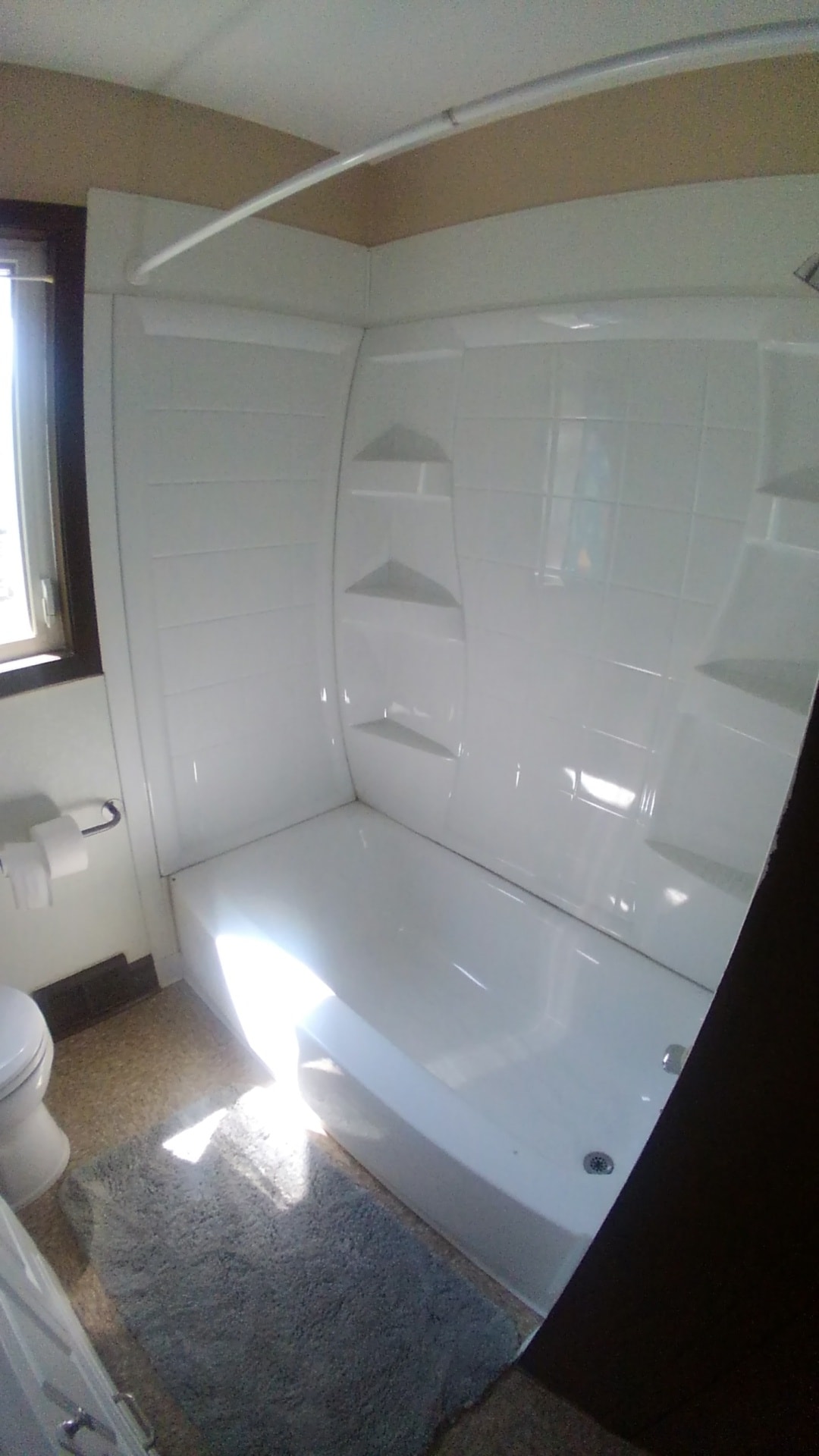 Upper shower / Tub main bathroom - 1536 Linden St