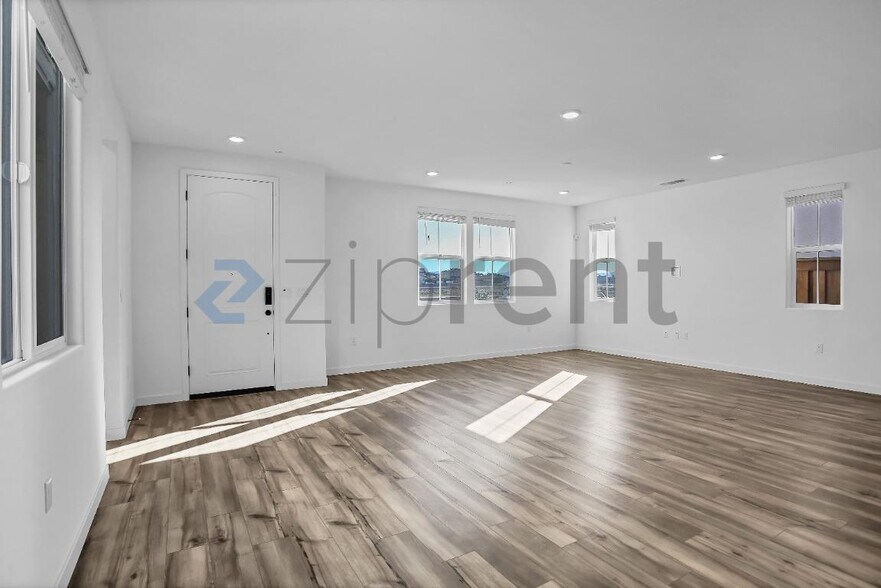 Building Photo - Unit