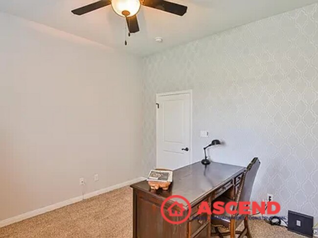 Building Photo - Stunning Home Near Frontier Highschool!