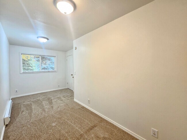 Building Photo - 828 E 11th Ave