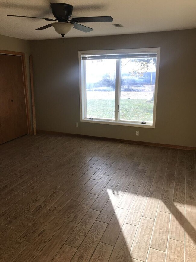 Building Photo - 242 N 1600 Rd