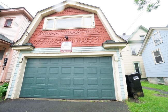 Building Photo - Avail. 6/1/26 Charming Efficiency-One Bloc...