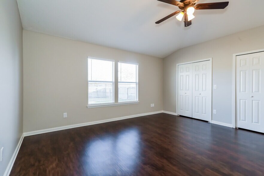 Building Photo - 2608 Royal Pointe Dr