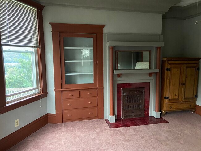 Building Photo - 39 Maple Ave