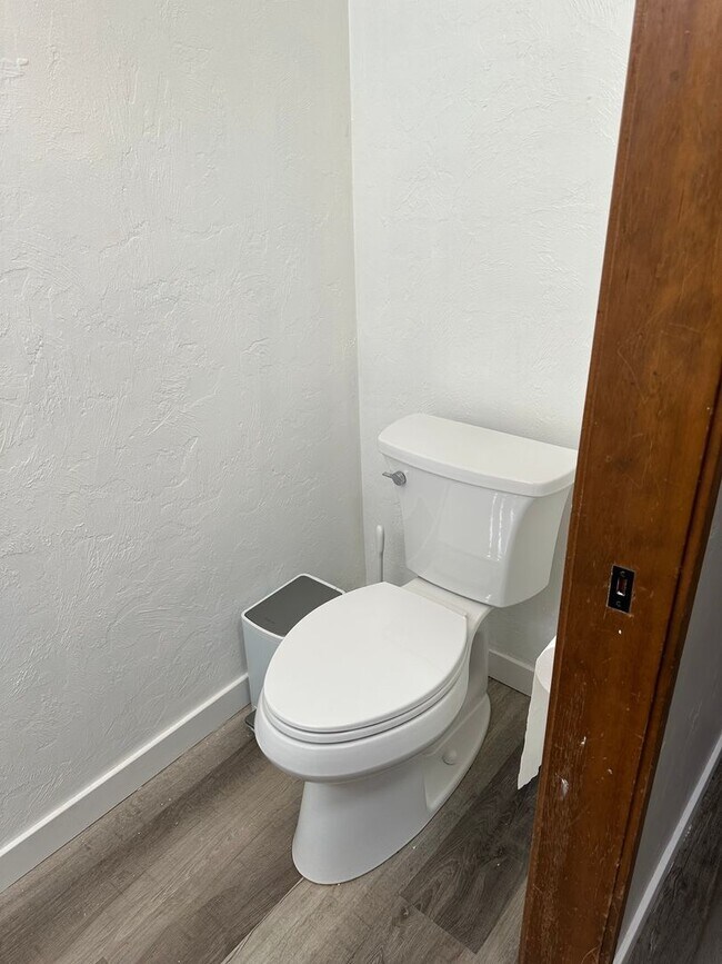 Building Photo - Updated 3 bedroom 1.5 bath house in Eugene!