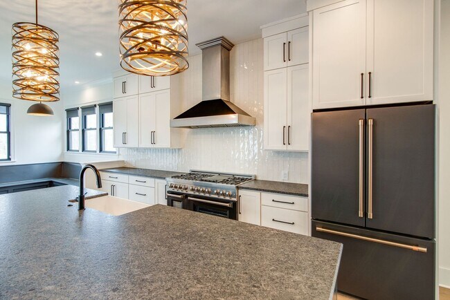 Building Photo - Like New 4 Bedroom Luxury Home in Franklin TN