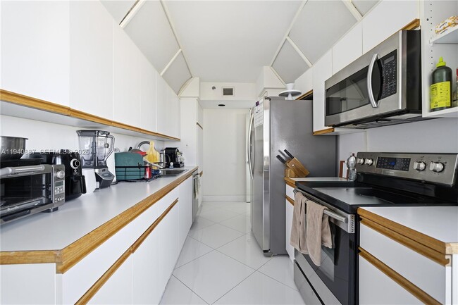 Building Photo - 1000 W Island Blvd