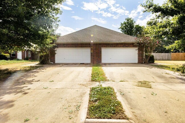 Building Photo - 3 Bedroom, 2 Bath, 2 Car Garage, Fenced Backyard