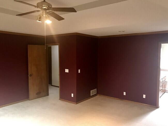 Building Photo - {15031} Charming Two Story Home + Huge, Fenced Yard + Cul de Sac